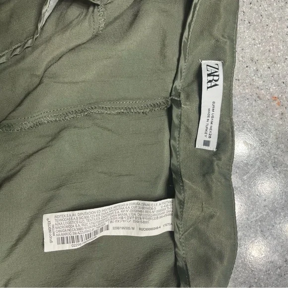 Zara women’s olive green wide leg cropped satin trouser pants - Picture 4 of 4